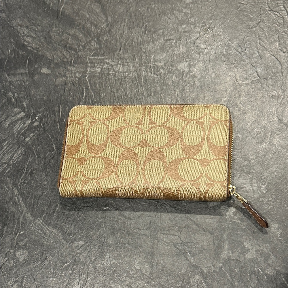 Coach Medium ID Zip Wallet in Signature Canvas brown - Picture 2 of 5